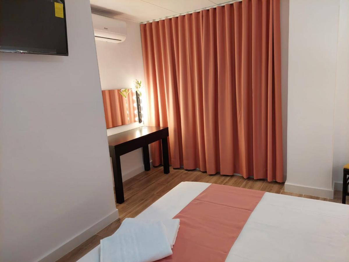 Hostal Garden Rous Paiporta Exteriör bild